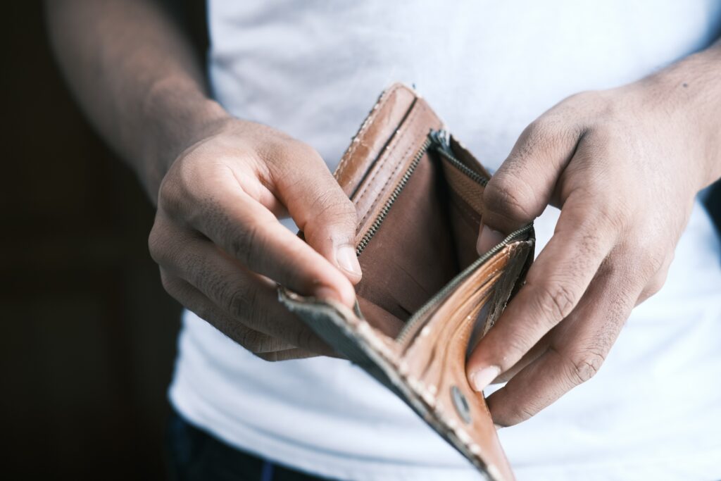 Sin dinero por deudas